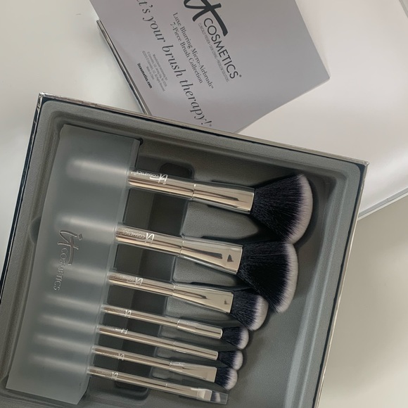 IT Cosmetics Luxe Blurring Micro Airbrush Brush set - Picture 2 of 3